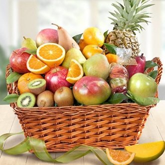 Фруктовая корзина с ананасами, манго и апельсинами