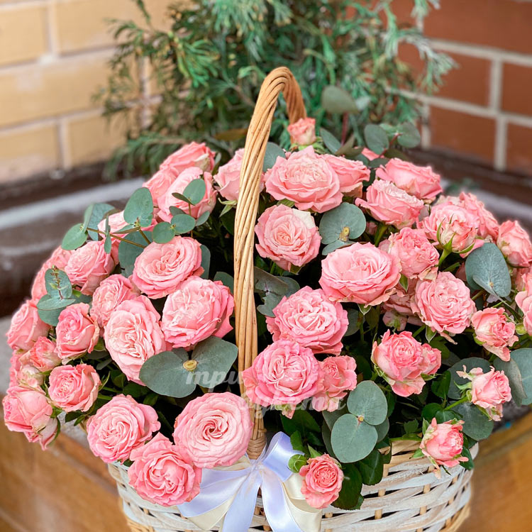 Корзина кустовых роз (крупный план)