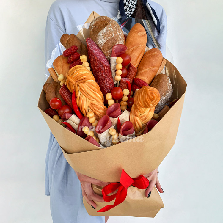 Мужской букет из мясной нарезки (в руках флориста)