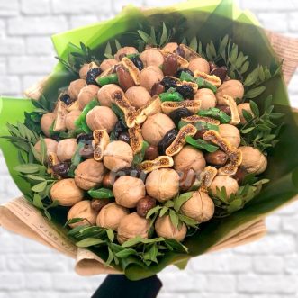 Букет из грецких орехов