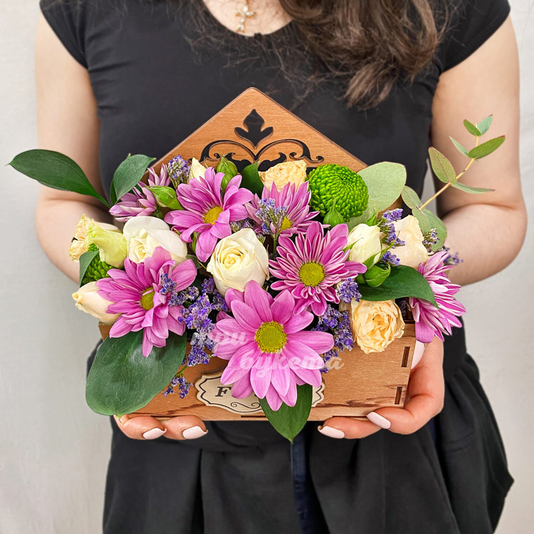 Розы и хризантемы в ящичке