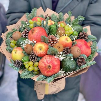 Новогодний букет с гранатами и киви