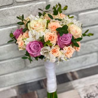 Букет белых альстромерий и роз