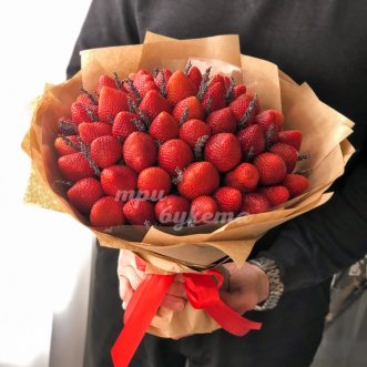 Букет из клубники с лавандой