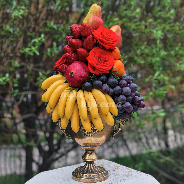 Кубок фруктов, роз и орхидей