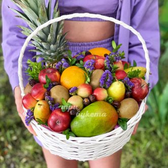 Нектарины, манго и ананас в корзине