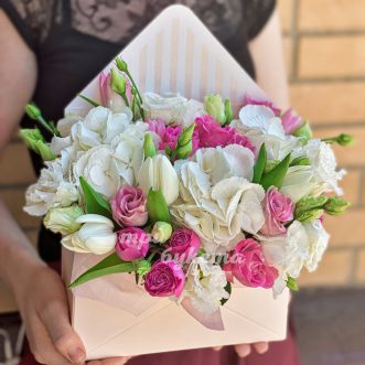 Коробочка с тюльпанами и гортензией