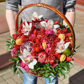 Корзина с цветами, ягодами и фруктами