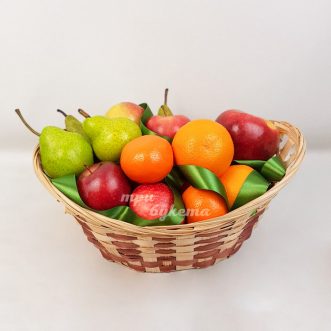Корзина с яблоками, мандаринами и грушами
