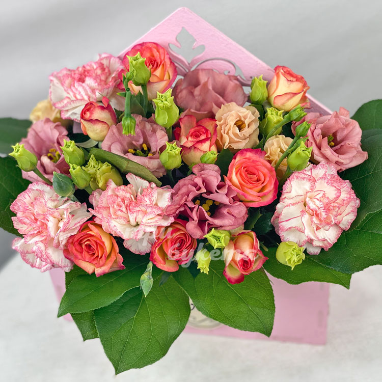 Маленький ящик эустом и гвоздик (крупный план)