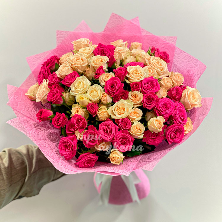 Букет кремовых и розовых куст. роз (вид сверху)