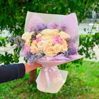 Кремовые розы и гвоздики с сиренью