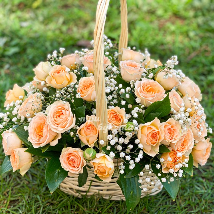 Корзина кремовых кустовых роз с гипсофилой (крупный план)