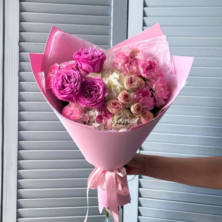 Розовый букет гвоздик и роз с гортензией