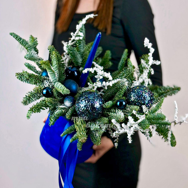 Синие елочные шары с нобилисом в коробке (в руках флориста)